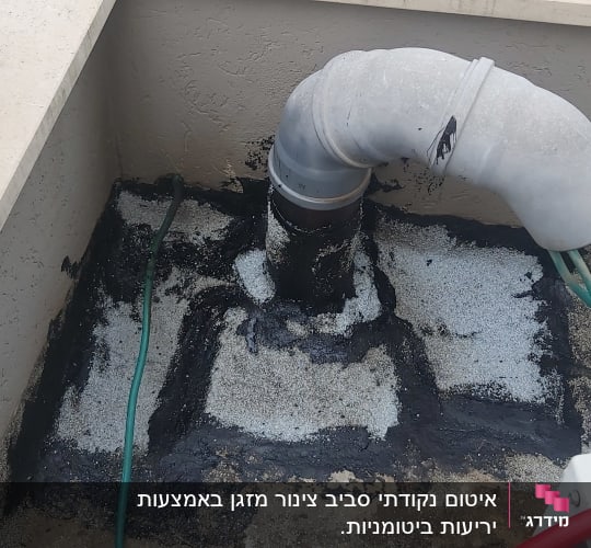 צינור אטום בחומר שחור על גג